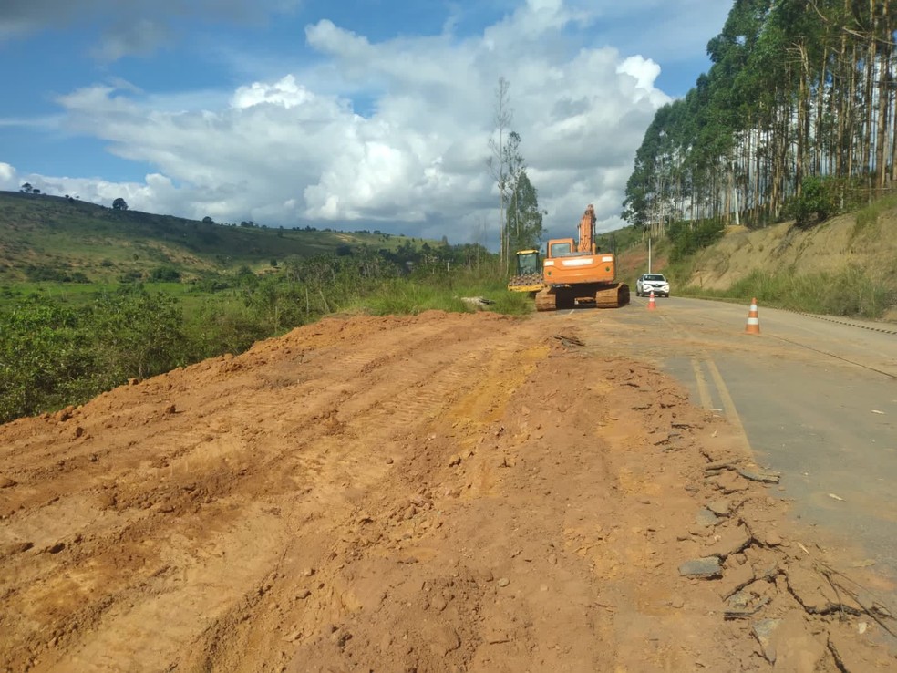 Rodovia em Itabela, no sul da Bahia, foi afetada pela chuva e passa por reparo — Foto: Divulgação/GovBA