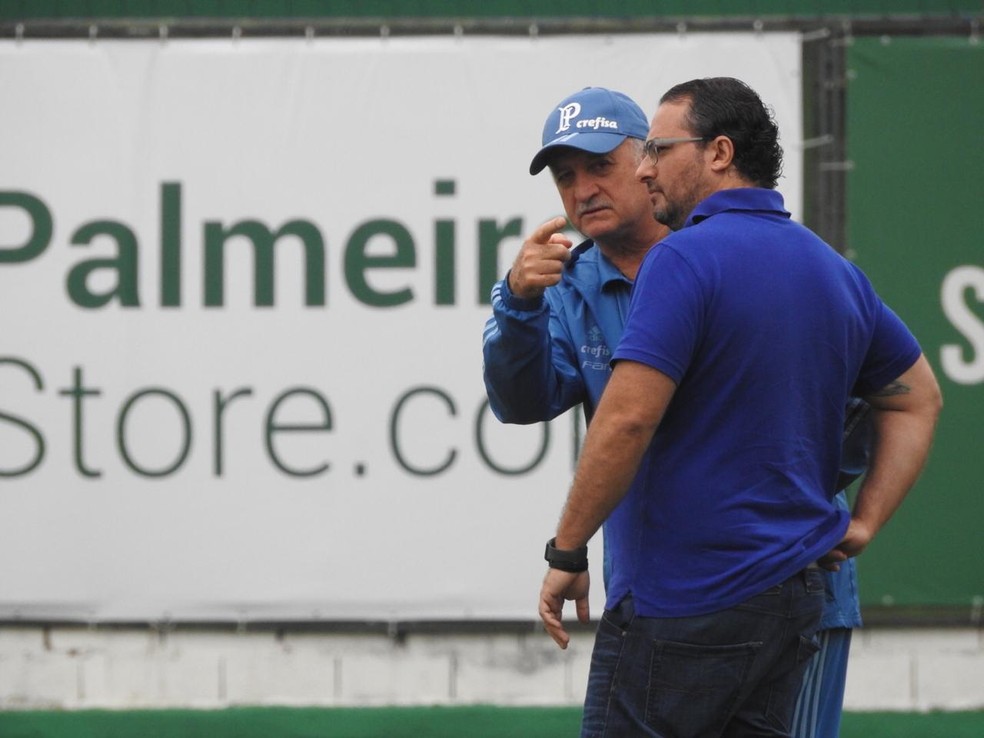 Felipão e Alexandre Mattos conversam durante treino na Academia de Futebol — Foto: Tossiro Neto