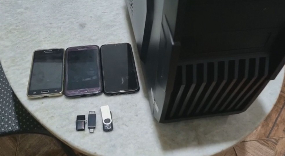 Celulares e pendrives encontrados com homem preso pela PCDF, nesta terça-feira (11) — Foto: PCDF/Reprodução