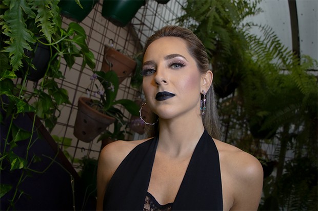 Baile da Bruxa: editora de beleza Giulianna Campos mostra passo a passo para maquiagem inspiração para festa (Foto: Eduardo Garcia/Ed.Globo)