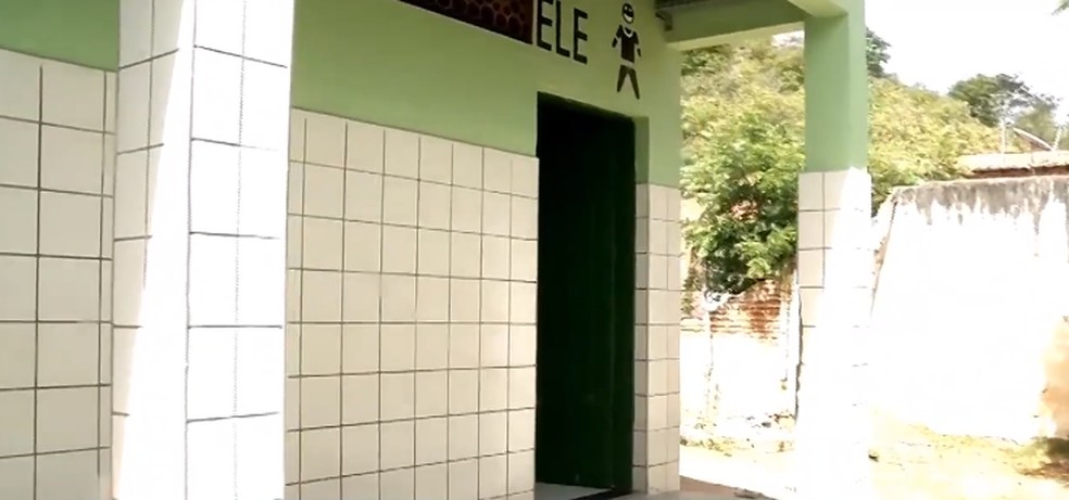 Estudante Ã© estuprada por aluno da mesma escola dentro do banheiro da instituiÃ§Ã£o, em Sobral. â Foto: TV Verdes Mares/ ReproduÃ§Ã£o