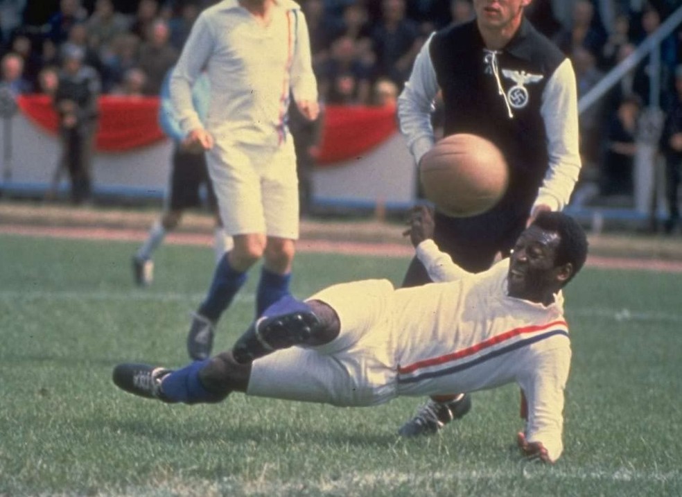 Pelé em cena do filme 'Fuga para vitória' — Foto: Reprodução/IMDB