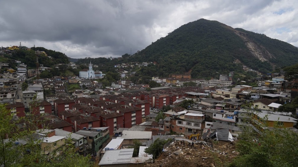 Tempo nublado no início da tarde desta quinta-feira (17) em Petrópolis, na Região Serrana do Rio — Foto: Marcos Serra Lima/g1