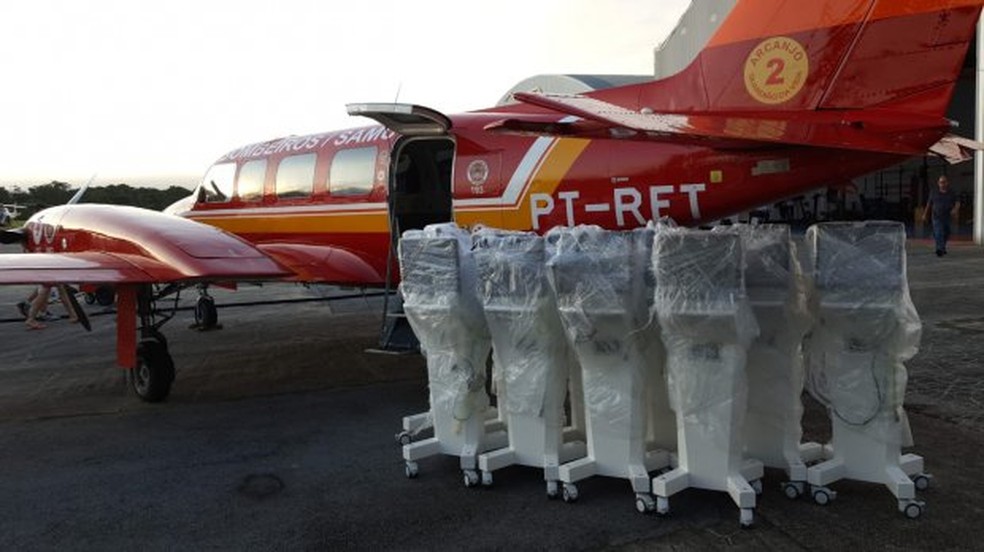 Respiradores ao lado de avião do Corpo de Bombeiros — Foto: CBMSC/Divulgação