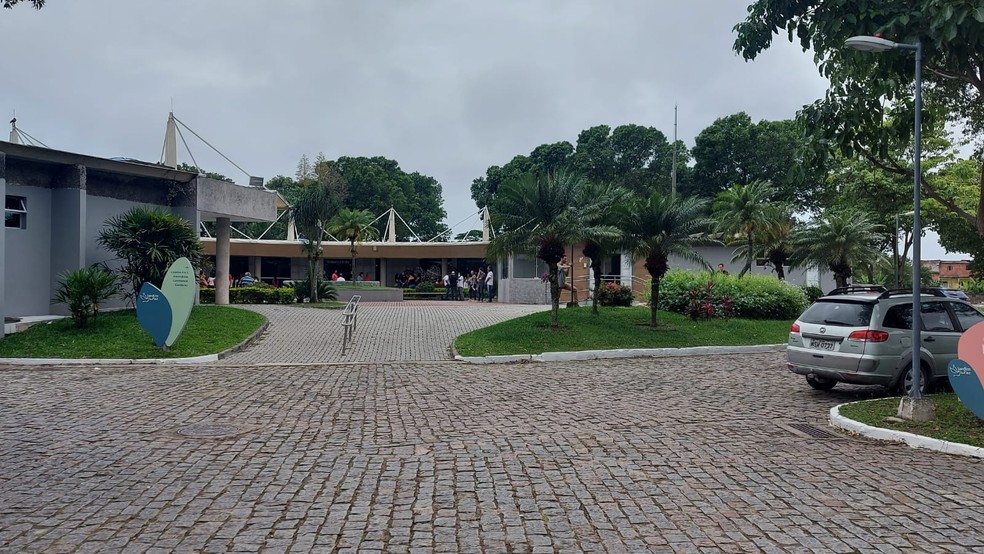 Corpo de Flavia Amboss foi velado no cemitério Jardim da Paz, na Serra — Foto: Caíque Verli/TV Gazeta