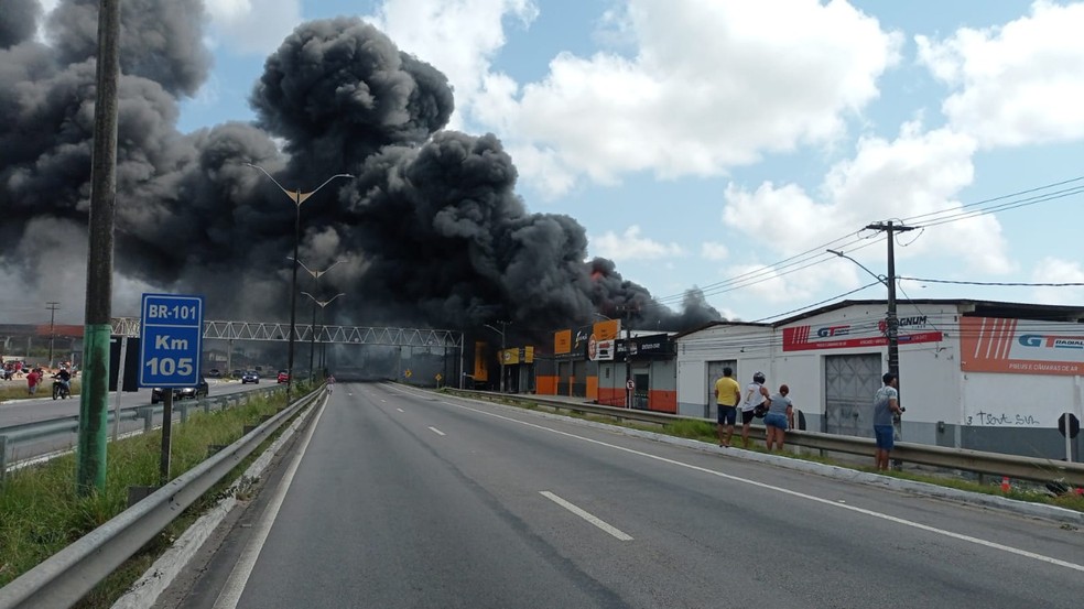 Incêndio atinge imóvel às margens da BR-101 em Parnamirim, na Grande Natal — Foto: PRF/Cedida