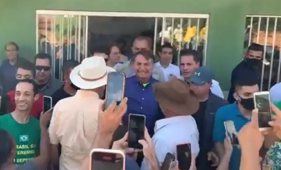 Bolsonaro visitou supermercado e casas em Lagoa do Tocantins — Foto: Reprodução