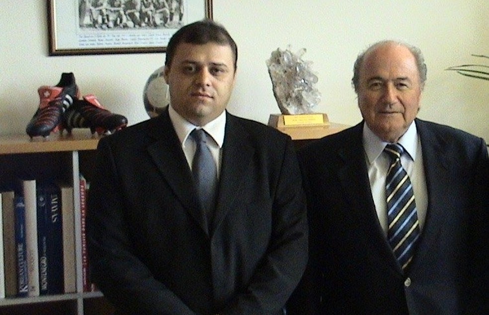Heine ao lado de Joseph Blatter, ex-presidente da Fifa (Foto: Arquivo Pessoal)