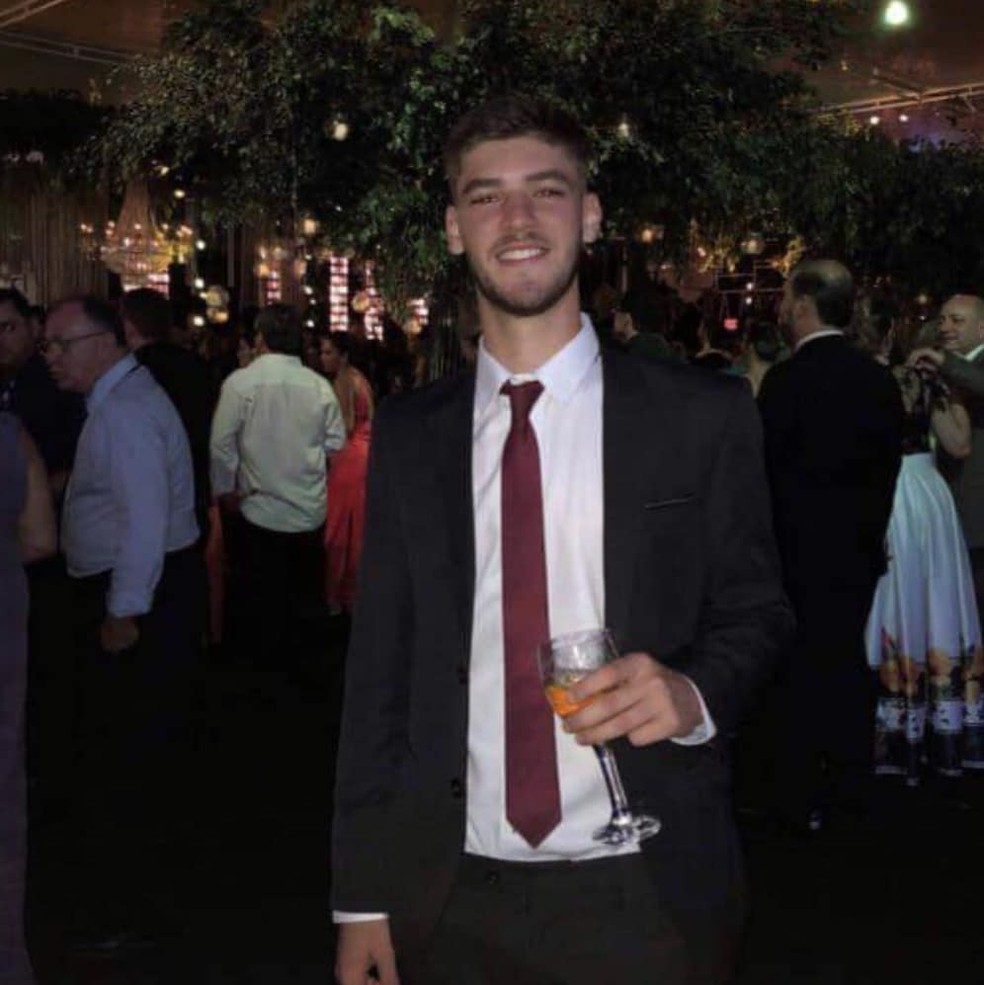 O jovem João Pedro Franco D’Avila, de 21 anos, retornava de uma festa de formatura — Foto: Facebook/Reprodução