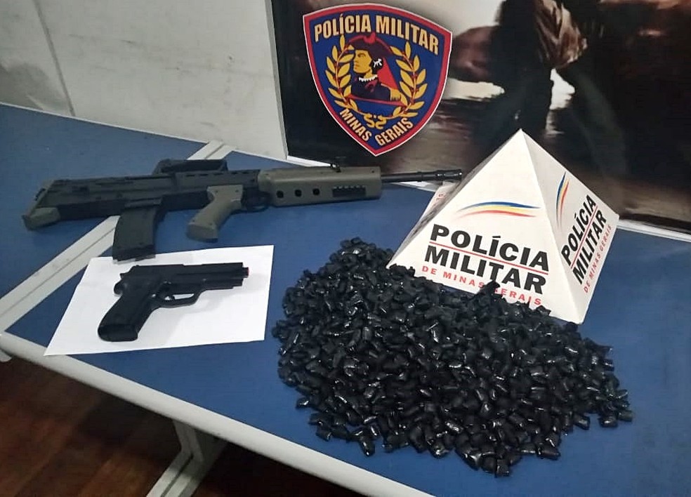 Polícia encontra réplicas de armas e drogas em Poços de Caldas (MG) — Foto: Polícia Militar