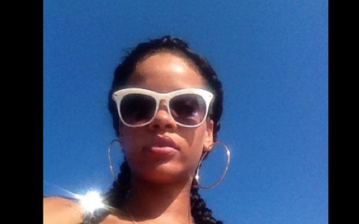 Rihanna curte o sol de Bahamas e mostra o bronzeado - Quem | QUEM News