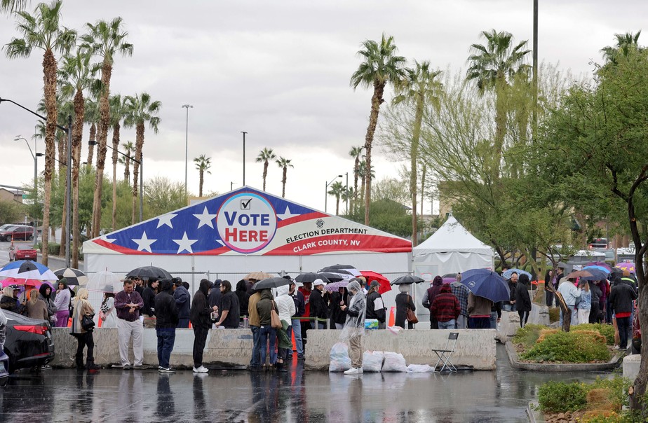 Eleitores fazem fila do lado de fora de seção eleitoral em Las Vegas, no estado de Nevada
