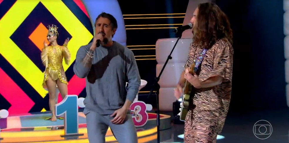 Marcos Mion canta com Vitor Kley em homenagem a Taylor Hawkins, baterista morto do Foo Fighters — Foto: TV Globo