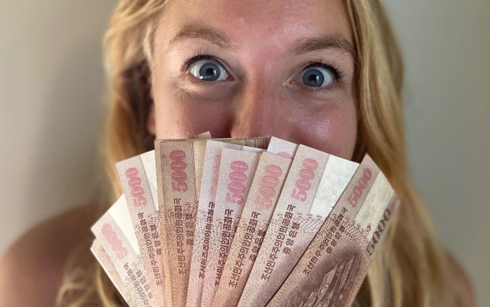 Zoe Stephens exibe cédulas de 5 mil won, o dinheiro da Coreia do Norte. É proibido deixar o país carregando o dinheiro local — Foto: Reprodução/Instagram/Zoe Stephens