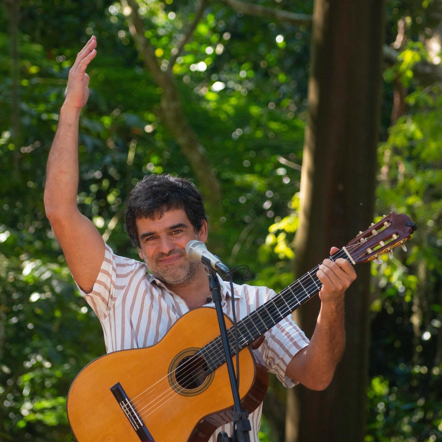 Pedro Miranda arquiteta gravação audiovisual de show feito aos domingos em parque carioca