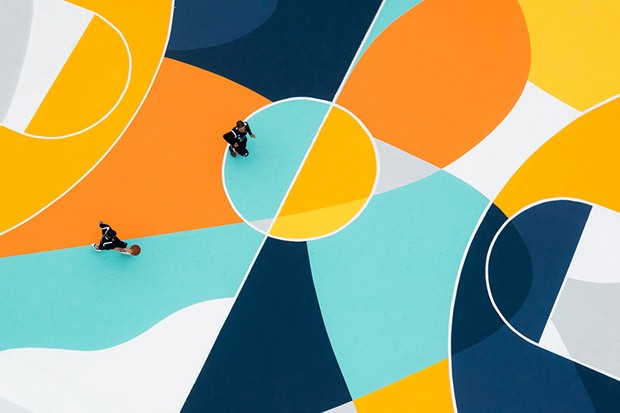 Artista cria quadra de basquete geométrica usando cores vibrantes (Foto: Ugo Galassi)