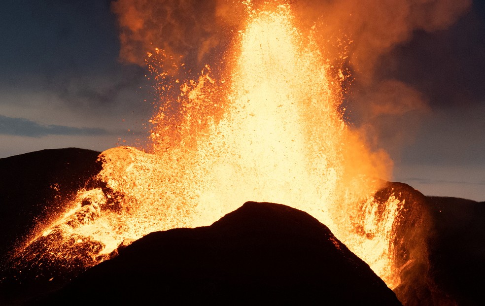 Lava explode do vulcão Fagradalsfjall, na Islândia, em 3 de agosto de 2022 — Foto: Saul Loeb/Reuters