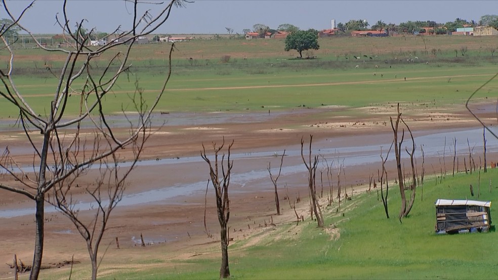Rio Grande praticamente secou em Guaraci  — Foto: Reprodução/TV TEM 