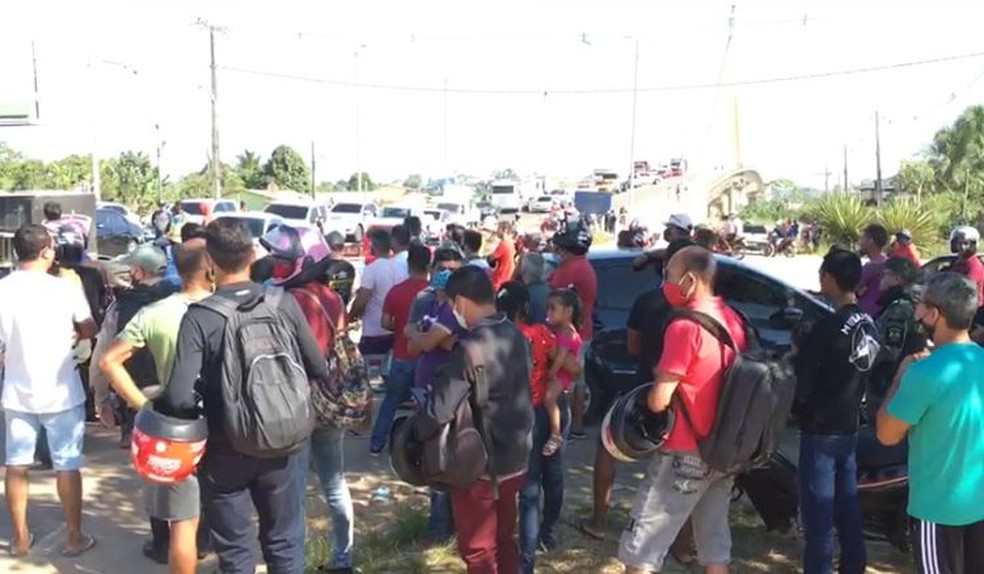 Em Cruzeiro do Sul, manifestantes fecham ponte sobre o Rio Juruá em protesto contra o preço da gasolina — Foto: Glédisson Albano/Rede Amazônica Acre