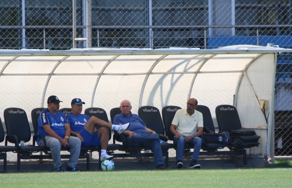 Renato Gaúcho conversa com presidente Romildo Bolzan em treino — Foto: Eduardo Moura