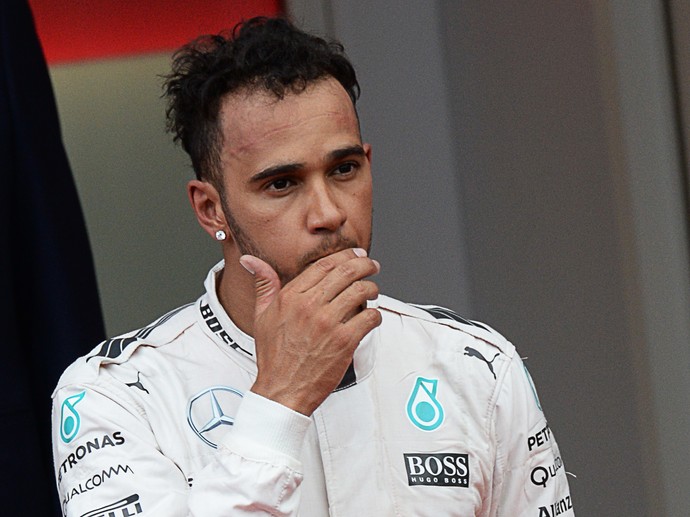 Lewis Hamilton sai incrédulo após perder a vitória no GP de Mônaco (Foto: AFP)