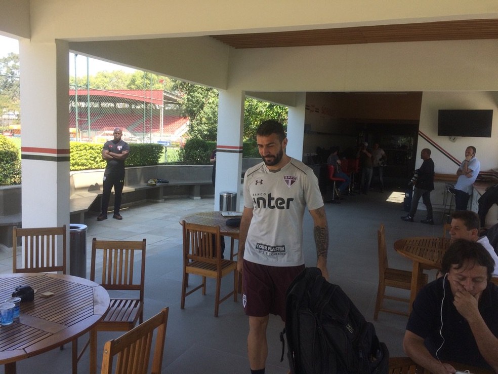 Pratto reaparece durante o treino do São Paulo (Foto: Marcelo Prado)