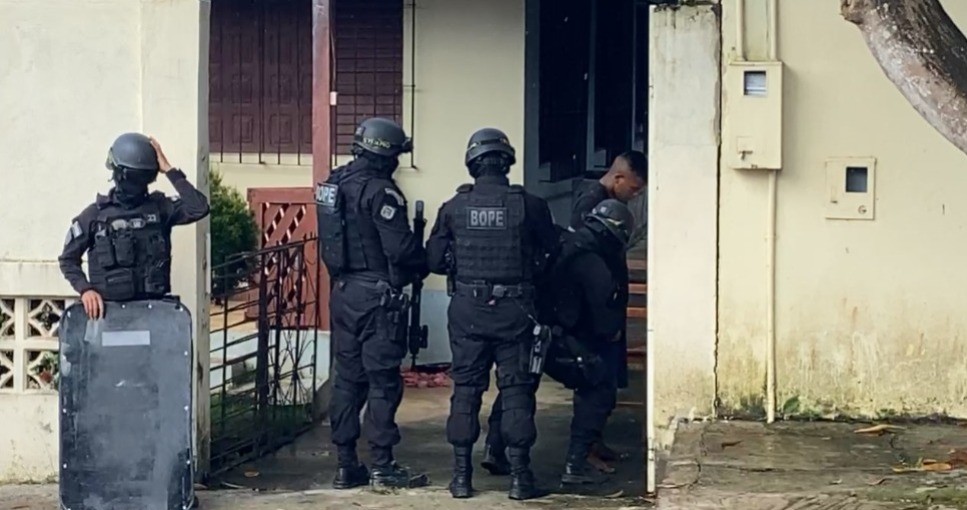Assaltante faz mulher refém por 2 horas e transmite ação ao vivo pela internet em Macapá