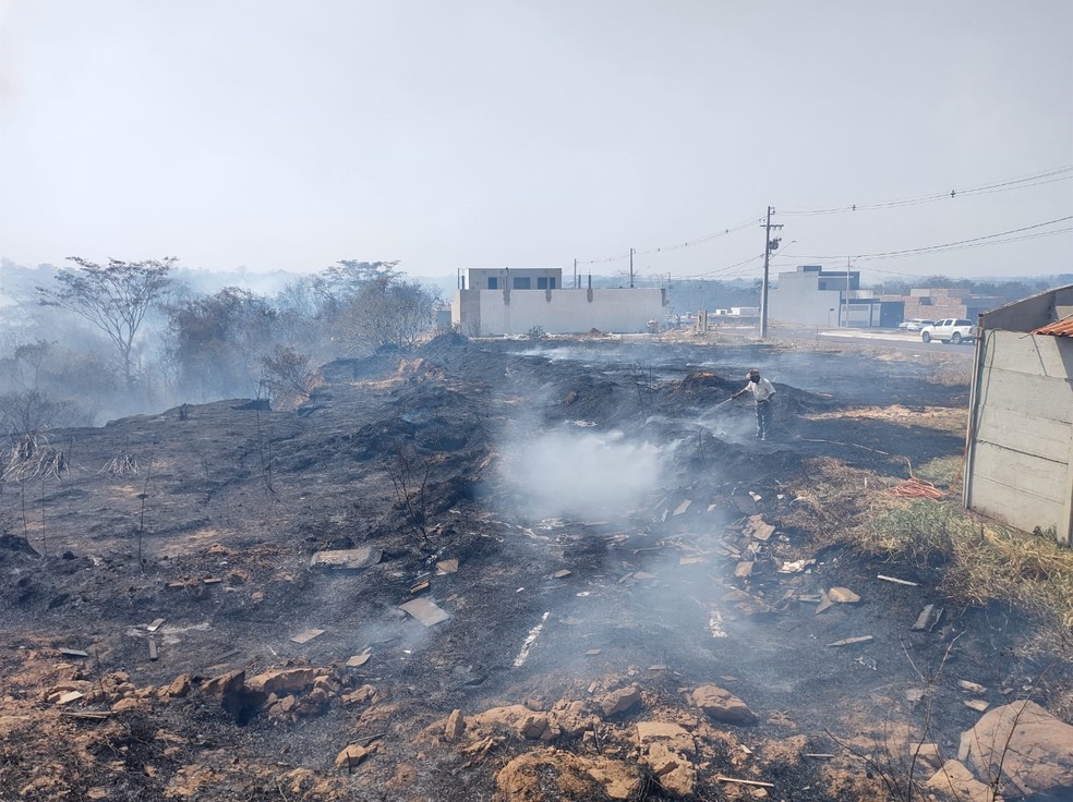 Incêndio chegou próximo às casas e assustou moradores do Residencial Moacyr Trentin, nesta quinta-feira (19) — Foto: Marcos Penteado Trentin