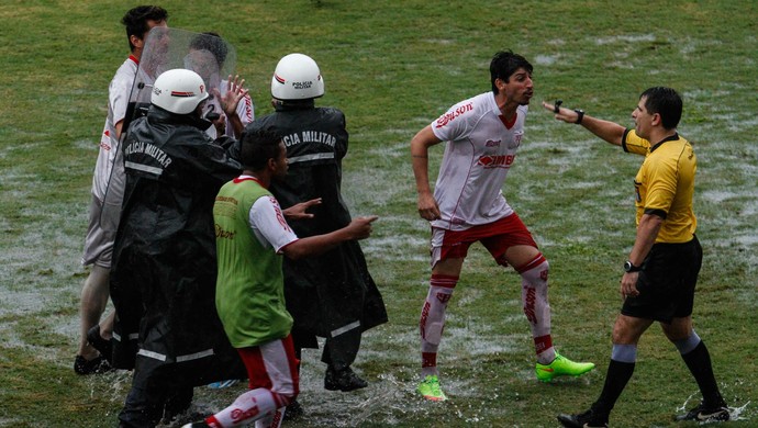 Polêmica faz juiz correr de jogadores em SP - Alambrado