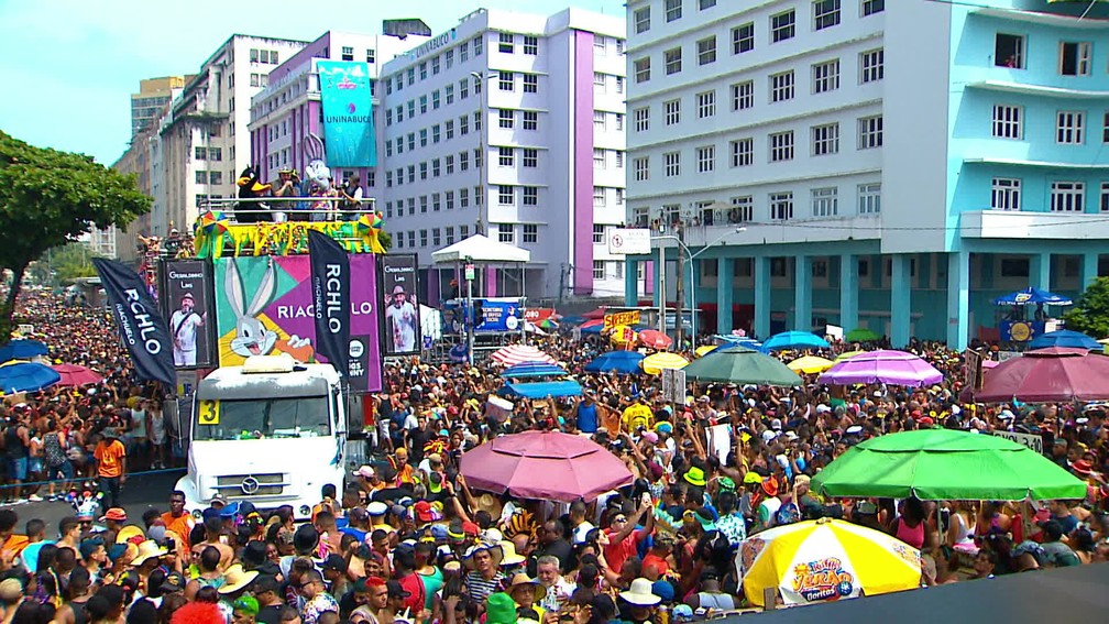 Na Avenida Guararapes, trios elétricos fazem a festa dos foliões que curtem o Galo da Madrugada — Foto: Reprodução/TV Globo