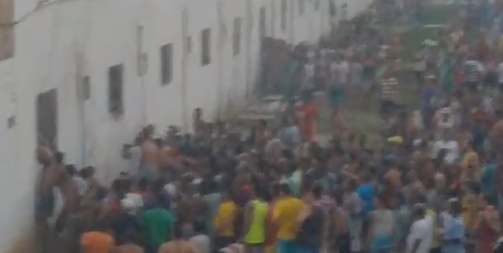 Incêndio foi registrado na Penitenciária Agroindustrial São João, em Itamaracá, nesta quinta-feira (22) — Foto: Reprodução/WhatsApp