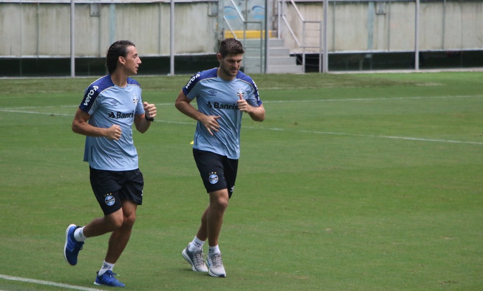 Geromel e Kannemann correm durante treino â€” Foto: Eduardo Moura
