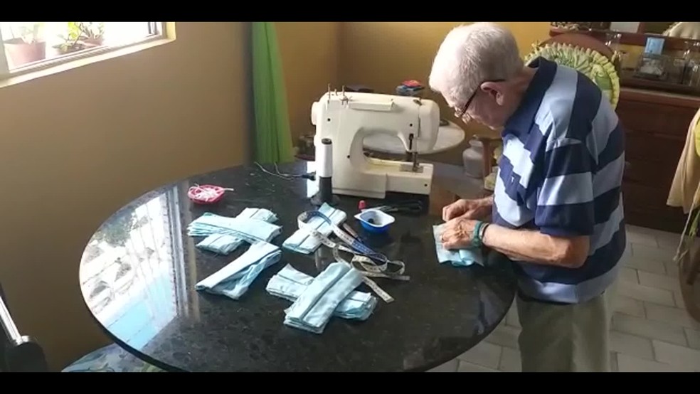 Máscaras são feitas artesanalmente pelo aposentado Raymundo Gondim, de 89 anos — Foto: Alexandro Gondim/Divulgação