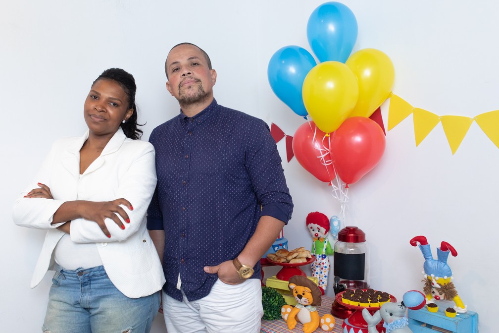 Luana CrescÃªncio Costa da Silva e Luis Gustavo da Silva comemoram o bom desempenho de seu buffet domiciliar em 2018: eles investiram em equipamentos, veÃ­culo e contrataram mais um funcionÃ¡rio. â Foto: Celso Tavares/G1