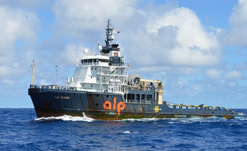 O rebocador ALP Guard, que substituiu o ALP Centre no carregamento do porta-aviões São Paulo, próximo ao litoral de Pernambuco — Foto: Jan Dootjes/MarineTraffic.com