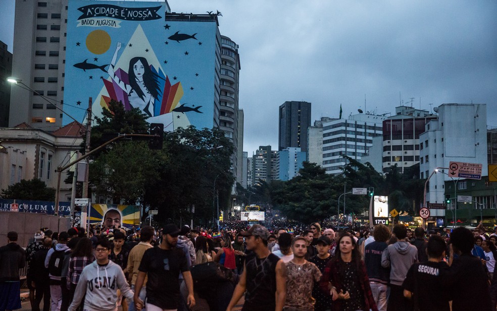 Vista da Rua da Consolação tomada por multidão e por trios elétricos que fazem parte da Parada LGBT de São Paulo, na Zona Central da cidade (Foto: Fábio Tito/ G1)