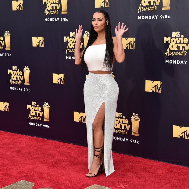 Kim Kardashian causa polêmica ao adotar look com tranças em tapete vermelho (Foto: Getty Images)