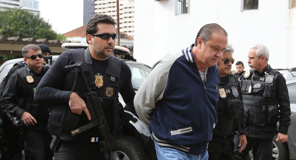 O ex-tesoureiro do PP JoÃ£o Claudio Genu, ao ser preso pela PF em 2016 (Foto:  Giuliano Gomes/PR PRESS)