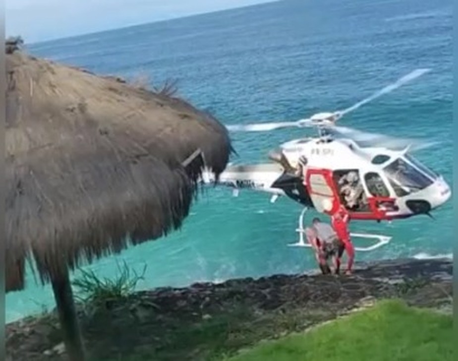 Homem cai de trilha em área costeira e é resgatado de helicóptero, em SP