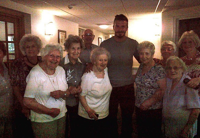 O jogador de futebol também fez uma visita surpresa para a avó e posou ao lado dela e de outras senhoras (Foto: Reprodução)