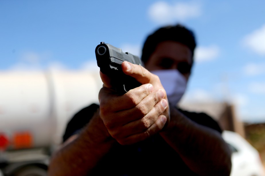 Homem armado: política de Jair Bolsonaro facilitou acesso a armas