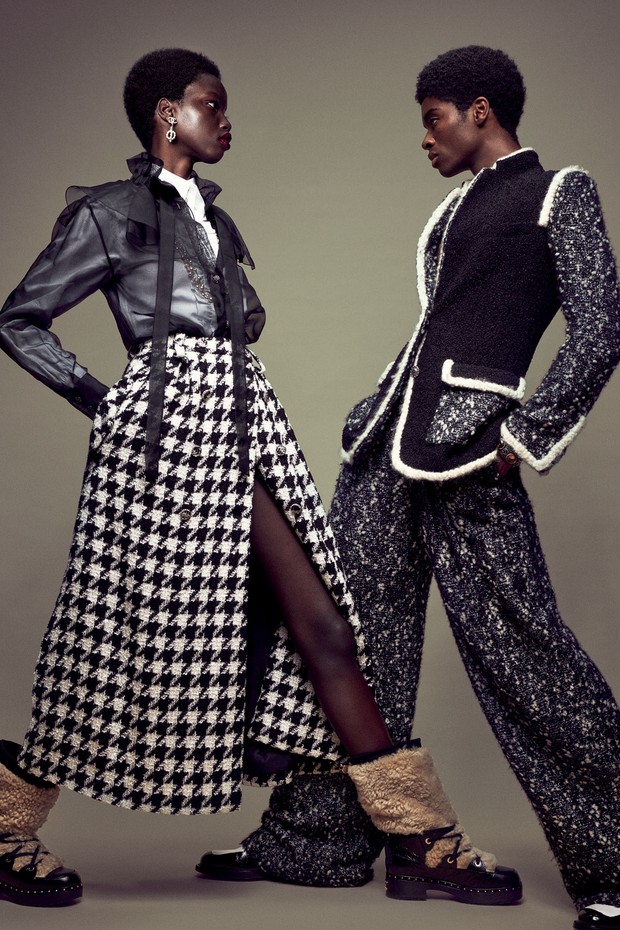 À esquerda, camisa, top, saia, brincos e botas; e, à direita, jaqueta e calça, tudo Chanel. (Foto: Luigi & Iango)