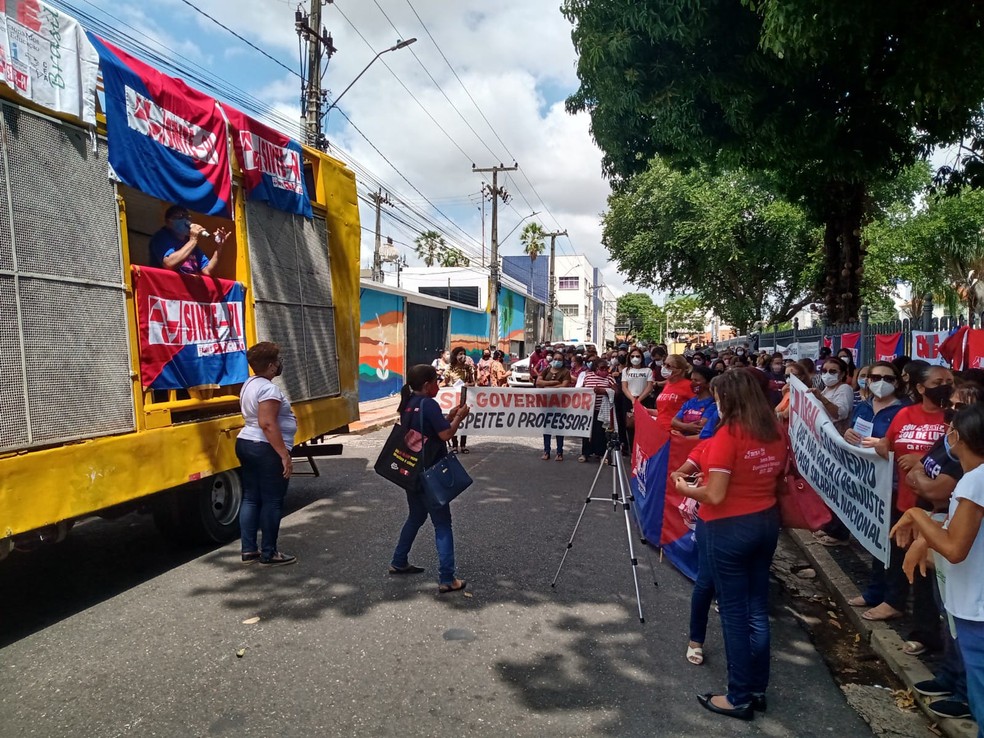 Manifestação dos profissionais da rede estadual de educação do Piauí em Teresina — Foto: Ilanna Serena/g1