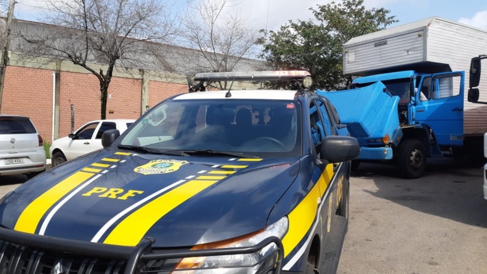 Caminhão com placas e numeração de motor adulterados é apreendido em Bento Gonçalves — Foto: Polícia Rodoviária Federal/Divulgação