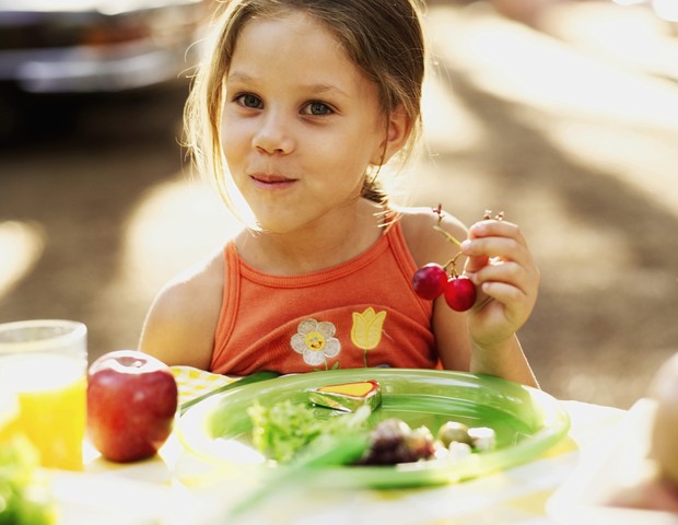criança; comida; alimentação; frutas; suco (Foto: Thinkstock)