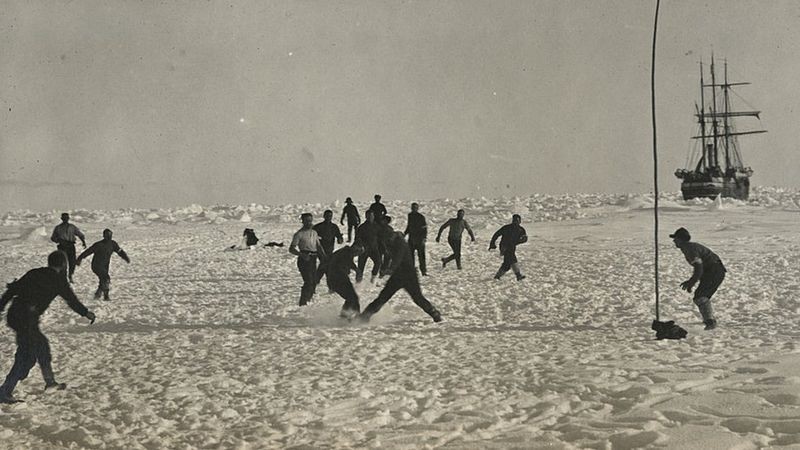 Tripulação do Endurance joga uma partida de futebol no meio do gelo para animar a longa espera até ser resgatada (Foto: Getty Images via BBC News)