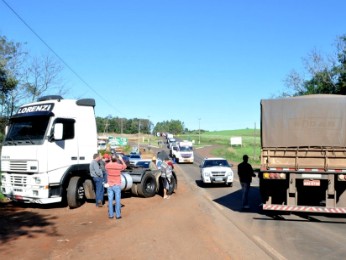 Em Realeza, motoristas voltaram a bloquear a PR-182 (Foto: Douglas Luis Kichel / Jornal Liberal)