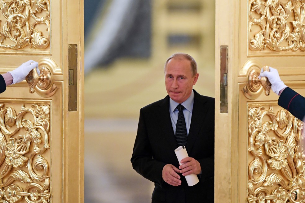 Em foto de arquivo, presidente russo Vladimir Putin entra em um salão para encontrar membros do Conselho Presidencial para a Sociedade Civil e Direitos Humanos no Kremlin, em Moscou (Foto: Kirill Kudryavtsev/pool via AP)