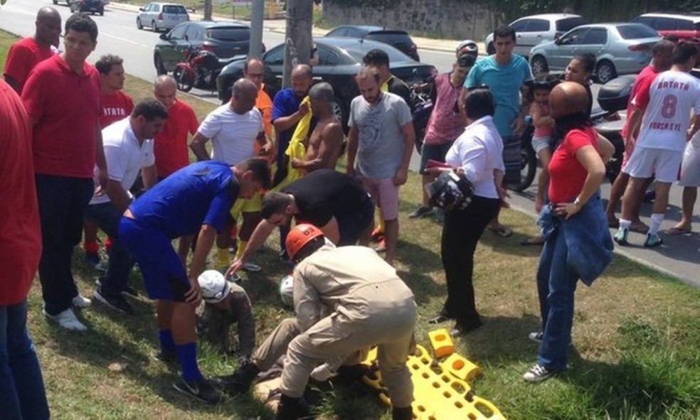 Vítima é socorrida após acidente na Barra envolvendo carro onde estava Romário — Foto: Reprodução/redes sociais