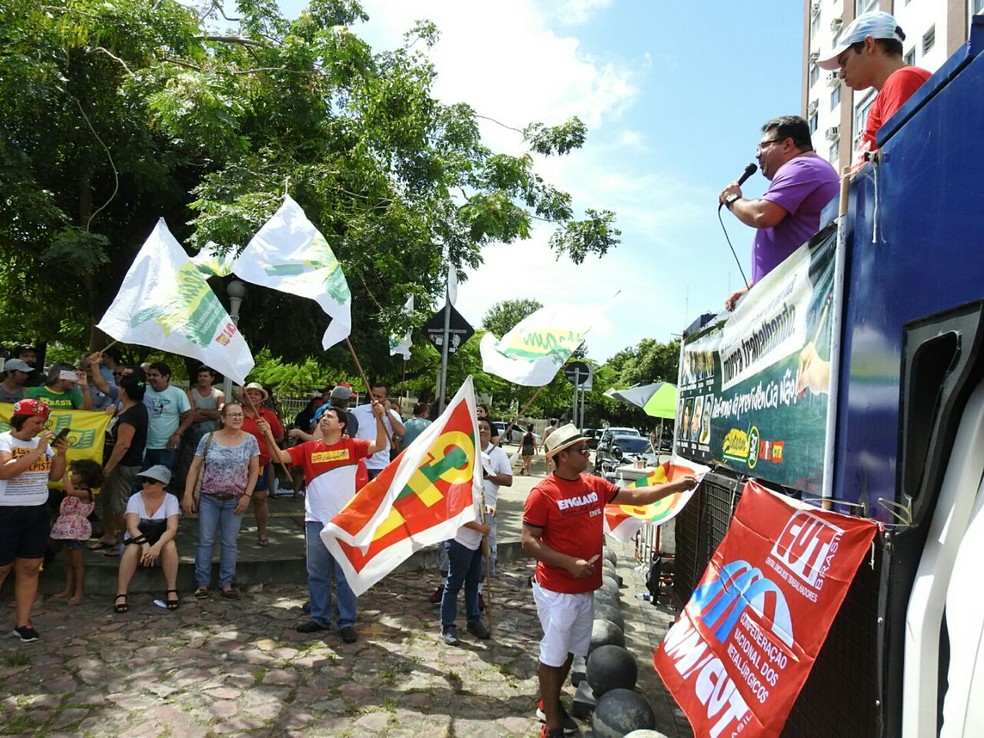 Manifestação foi realizada na Praça do Congresso, em Manaus (Foto: Adneison Severiano/G1 AM)